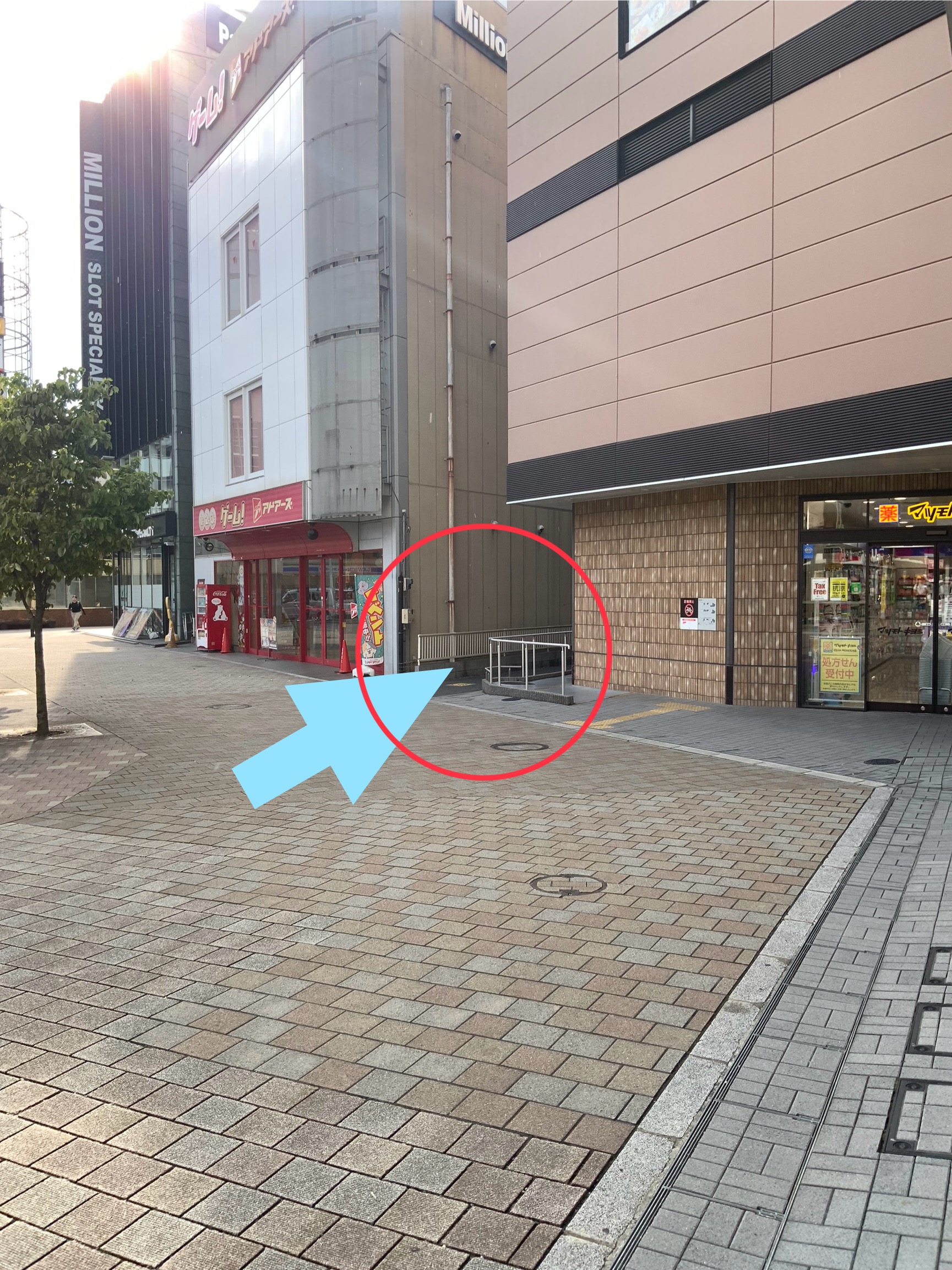 { マツモトキヨシさんとアドアーズさんが目印です。間の細い路地にすすみます。 }